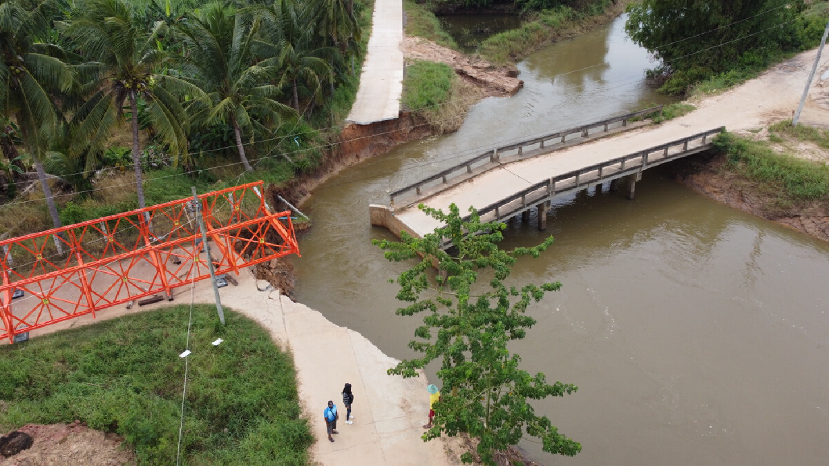 น้ำซัดถนนขาด 16 หมู่บ้านเดือดร้อน ปภ.เร่งสร้างสะพานเบลีย์