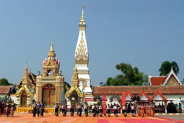 ประเพณีไหลเรือไฟ วิถีชาวอีสาน เปิดประวัติความเป็นมาและความสำคัญ