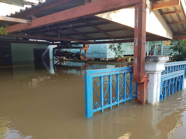 ชาวบ้านร้องขอความช่วยเหลือ อยุธยาน้ำลดแต่เริ่มเหม็นเน่า