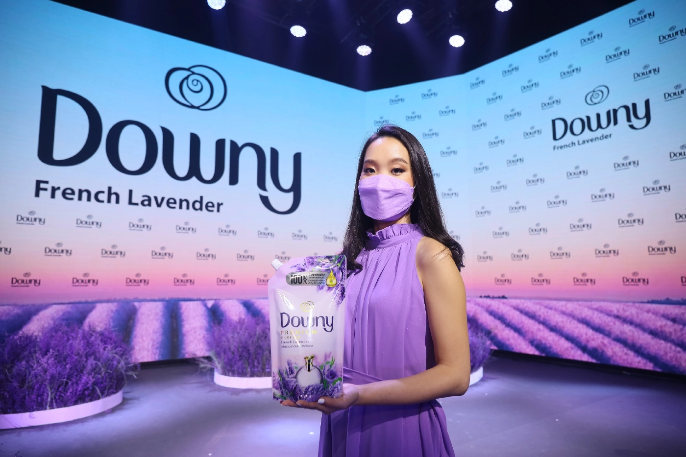 ดาวน์นี่ เนรมิตทุ่งลาเวนเดอร์ผ่านไลฟ์สุดอลังฯ  เปิดตัว น้ำยาปรับผ้านุ่มใหม่ ดาวน์นี่ พรีเมียม พาร์ฟูม  กลิ่นสวนลาเวนเดอร์ฝรั่งเศส