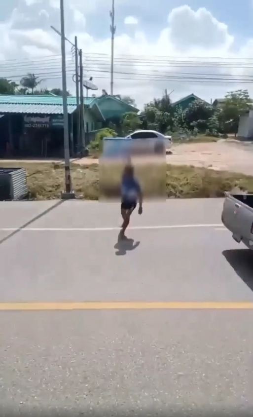 หมายเรียก "รถเก๋งหัวร้อน" ชักอาวุธปืนขู่รถสิบล้อ