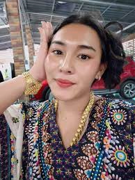 มาแล้วจ้า เลขเด็ด"เจ๊ฟองเบียร์" คอหวยส่องทะเบียนรถป้ายแดง แห่ซื้อเลขเด็ด