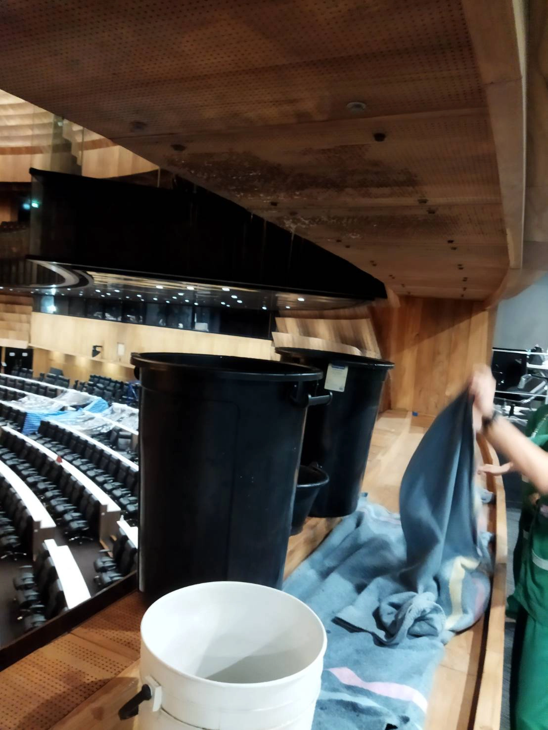 "วัชระ"เผยสภาฯน้ำรั่วอีกแล้วถึงคิวทะลักห้องประชุมสุริยัน