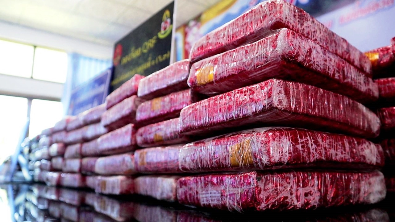 ขบวนการค้ายาเสพติดข้ามชาติซวยเรือแตกกัญชาลอยฟ่องเต็มแม่น้ำ