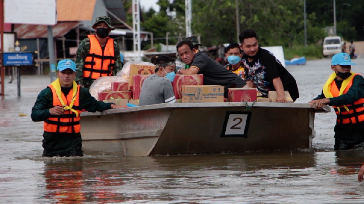 นายกฯท่าพระ สั่งอพยพชาวบ้านจัดสรรชุดสุดท้าย ก่อนน้ำหนุนสูงรถเข้าไม่ได้