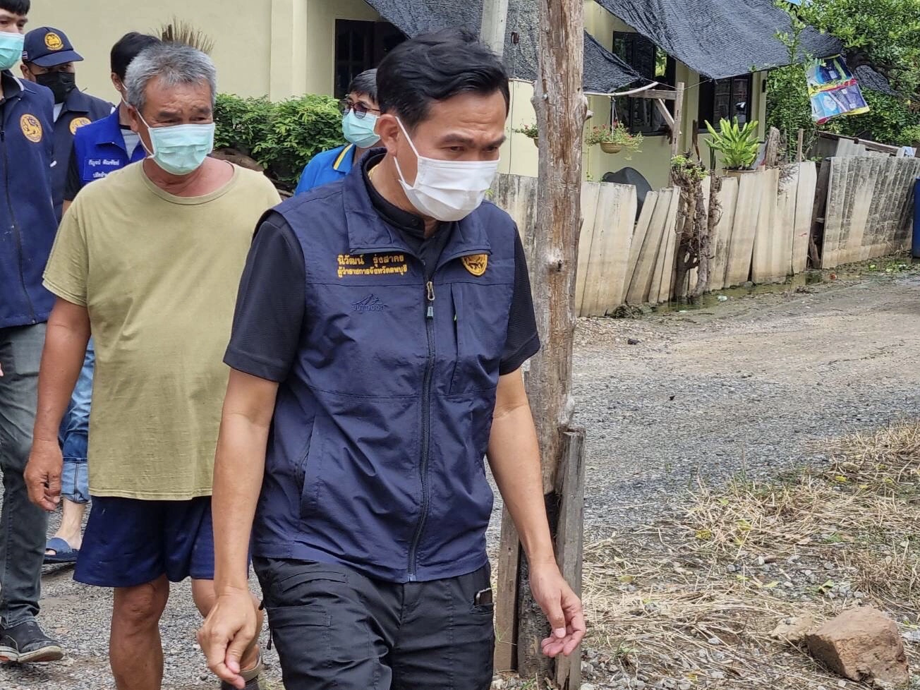 ผู้ว่าฯติดตามสถานการณ์น้ำในบ้านหมี่ หลังฝนตกต่อเนื่องหวั่นน้ำท่วมรอบสอง