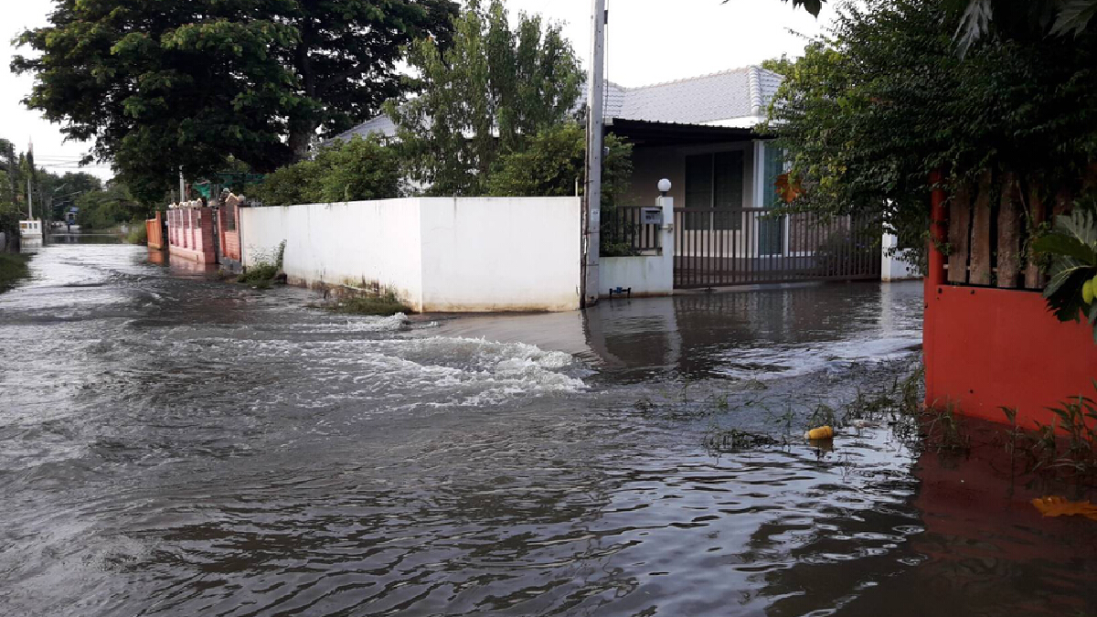 ชาวบ้านริมน้ำชีเร่งขนของหนีน้ำ   ขณะที่จังหวัดเร่งระบายน้ำเขตเศรษฐกิจ
