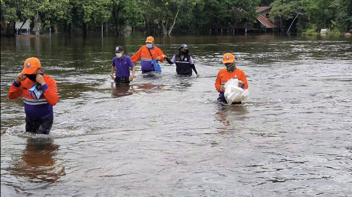 มูลนิธิอาสาเพื่อนพึ่ง(ภาฯ)เข้าช่วยพระสงฆ์และสุนัขในวัดหลังน้ำท่วมสูง