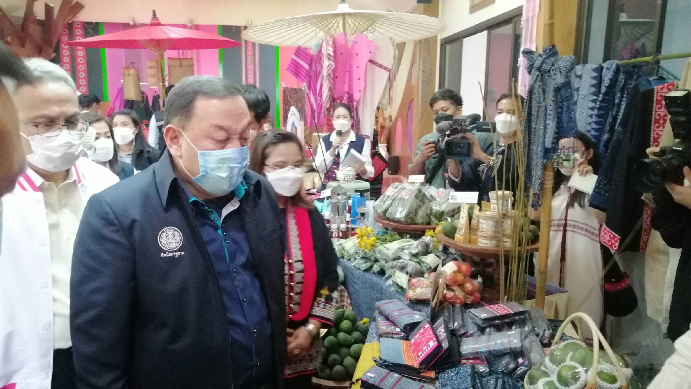รมว.พม.ลงพื้นที่เชียงใหม่-เล็งสร้างมูลค่าเพิ่มผลไม้ชาวดอย