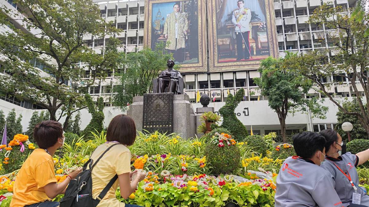 ปชช.แห่ร่วมงานรำลึกพระมหากรุณาธิคุณ "ในหลวง ร.9" ที่ศิริราช