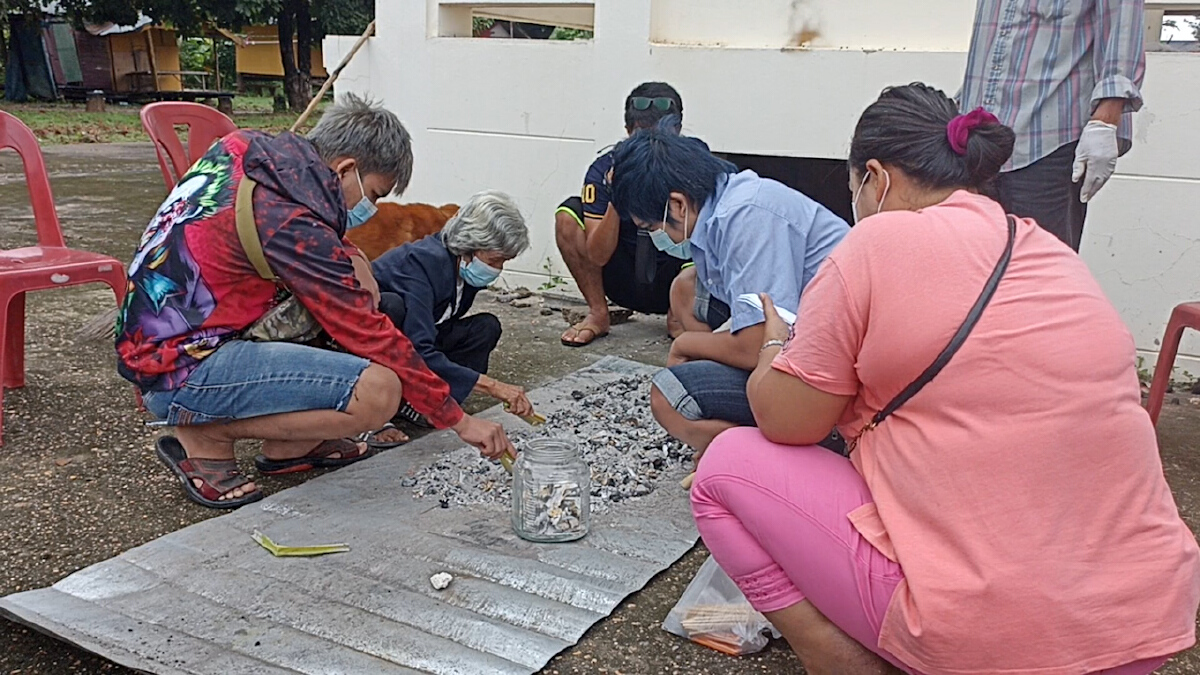 ญาตินำกระดูกหญิงวัย79 ที่เสียชีวิตจากโควิดกลับไปรอทำบุญที่บ้าน