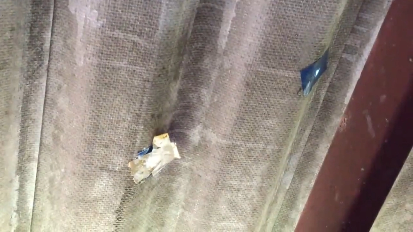 สาวใหญ่ผวา! ถูกมือดีปาก้อนหินใส่หลังคาบ้าน คาดเป็นคนใกล้ชิด