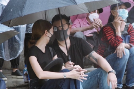 ไฮโซลูกนัทเปิดตัวแฟนสาวกลางม็อบ