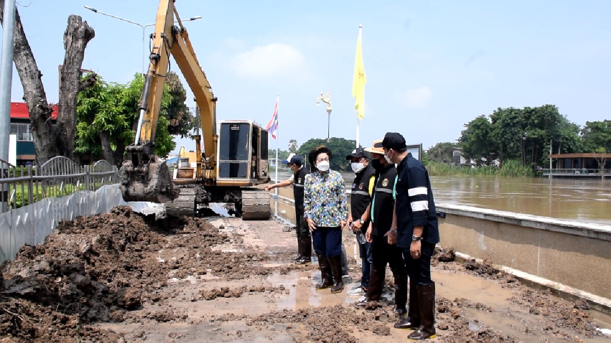 อบจ.อยุธยาจับมือเทศบาลป้องตลาดเก่าเสนา ระดมเครื่องสูบน้ำปั้นคันดินสู้