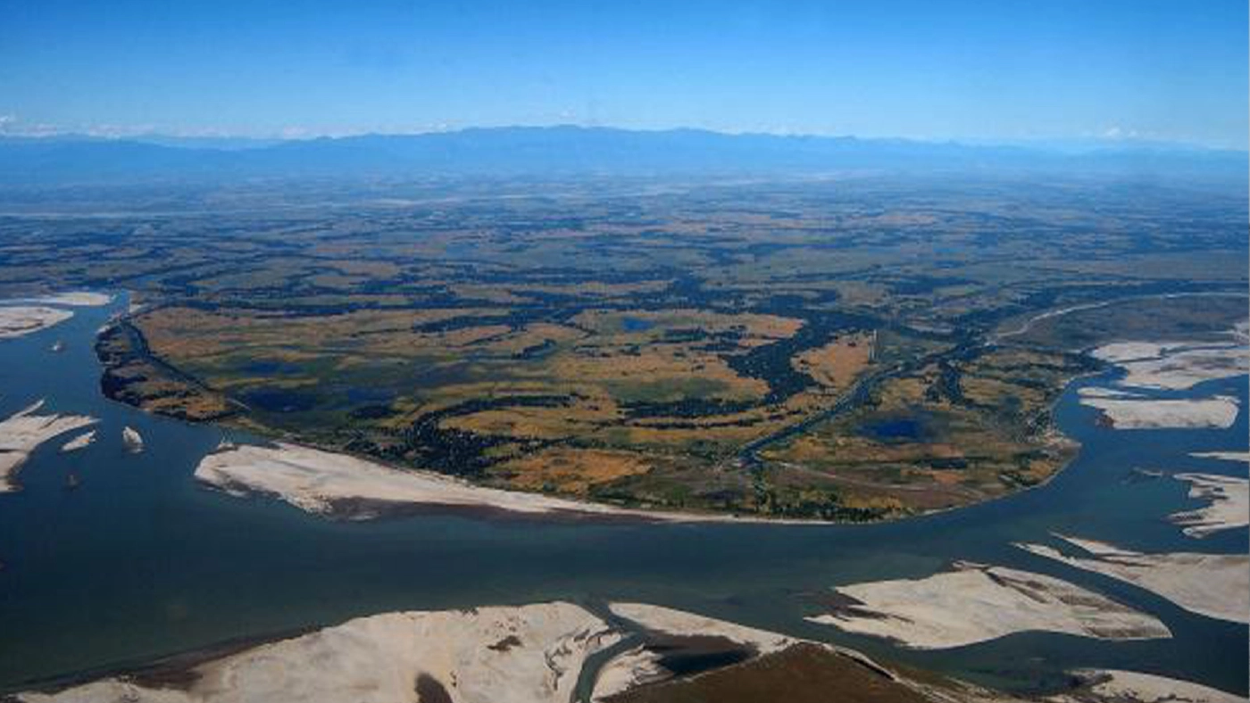 เกาะมาจูลีตั้งอยู่กลางแม่น้ำพรหมบุตร เป็นเกาะที่เกิดจากตะกอนของแม่น้ำที่ใหญ่ที่สุดในโลก