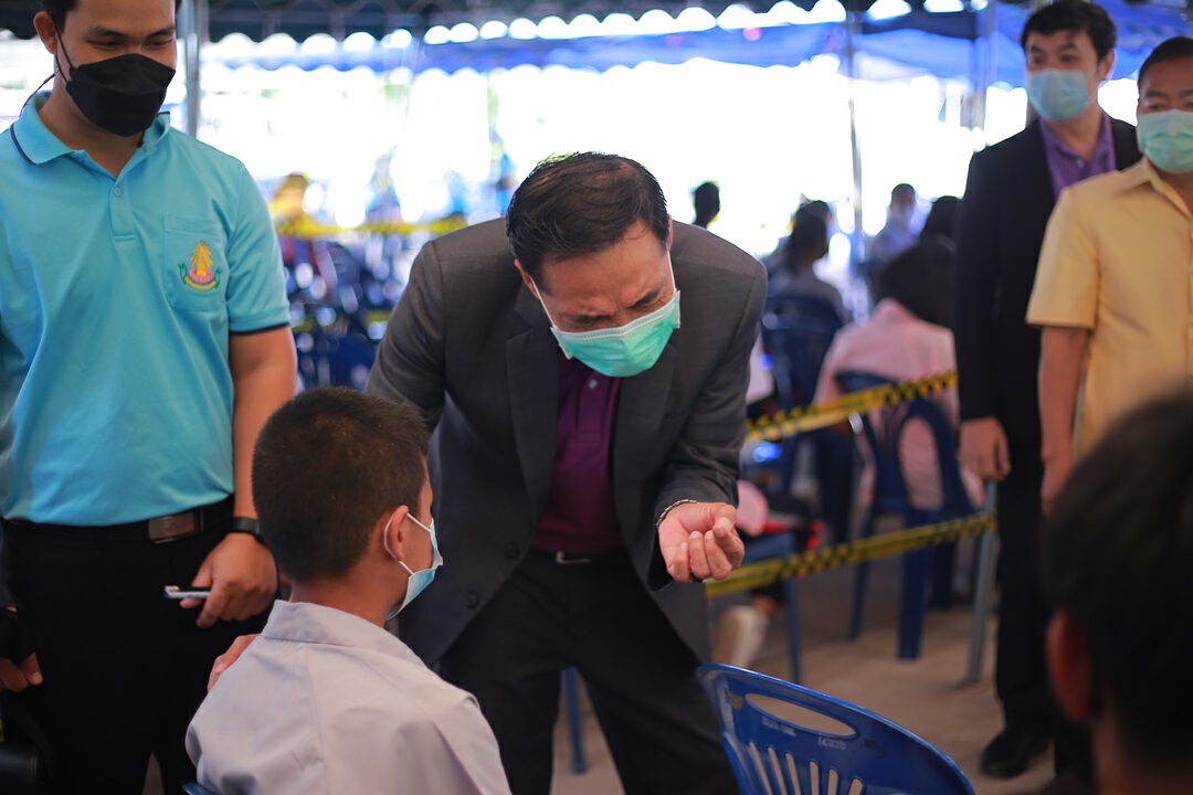 ผู้ตรวจ ศธ. ลงพื้นที่จังหวัดนครพนม ตรวจเยี่ยมให้กำลังใจนร.รับวัคซีน