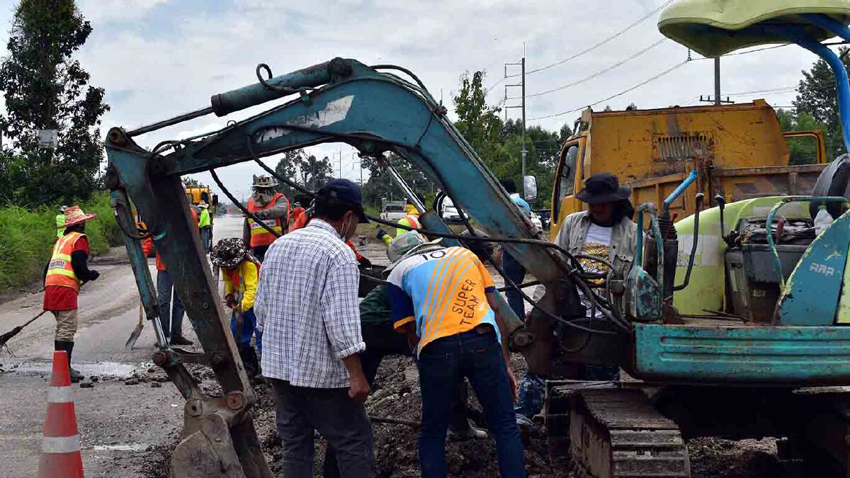 ชาวบ้านขึ้นป้ายเรียกร้องนายกฯ-รมว.คมนาคม แก้ปัญหาถนนสาย 317 พัง 3 เดือน