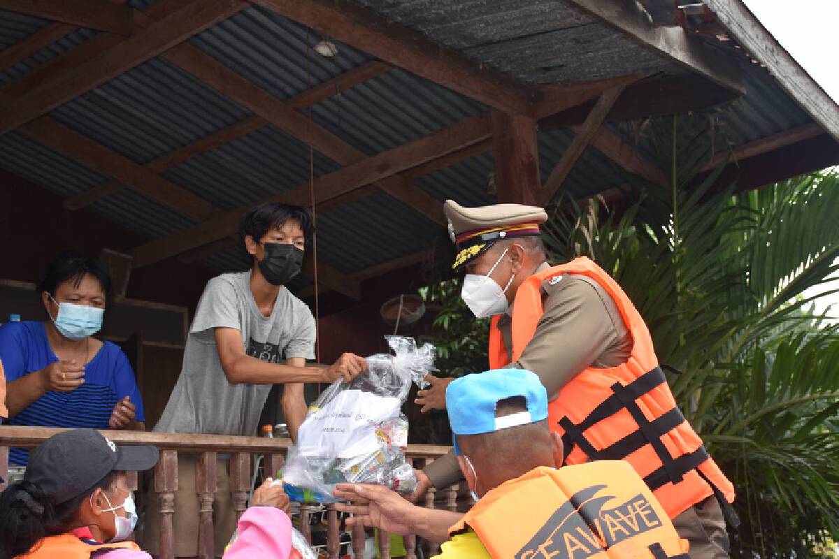 ผู้การอ่างทองลงเรือมอบถุงยังชีพช่วยเหลือชาวบ้าน