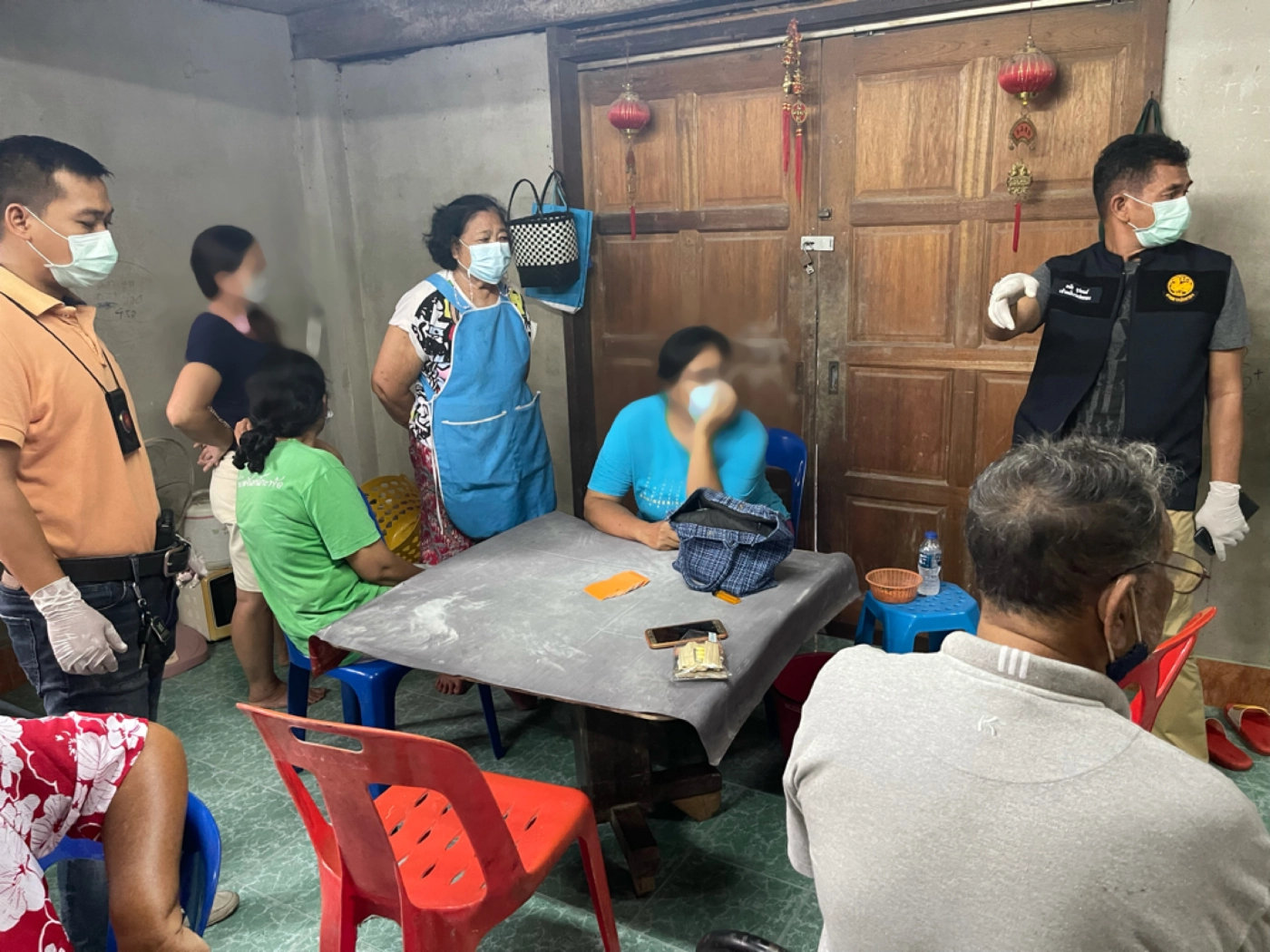 พ่อเมืองสุราษฎร์ สั่งทลายวงพนันเย้ยโควิด