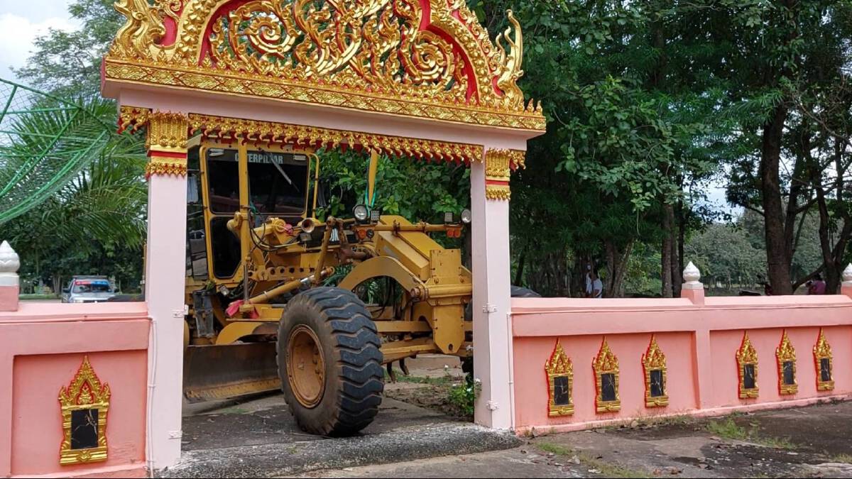 หนุ่มหลอน ขโมยรถเกรดดิน ขับพุ่งชนโบสถ์วัดโคราช ก่อนแก้ผ้าเดินขึ้นโบสถ์