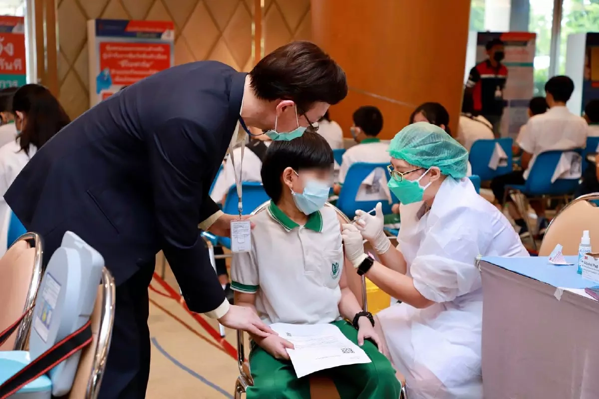 สธ. ติดตามผลข้างเคียงฉีดวัคซีนนักเรียน อย่างใกล้ชิด ย้ำฉีดมีประโยชน์กว่า