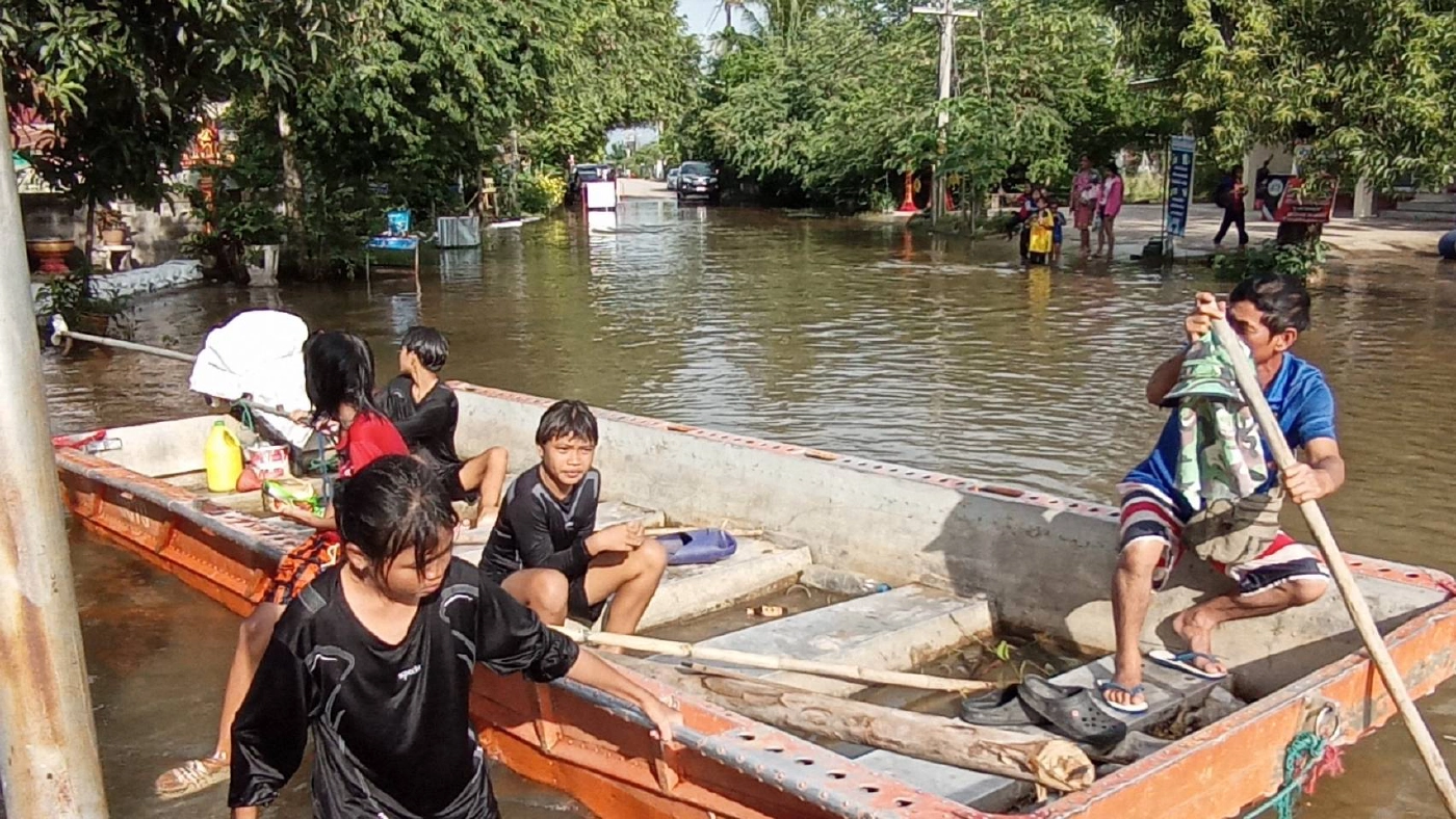 น้ำมูลทะลักเข้าท่วมโรงเรียนอำเภอชุมพวงคาด1พ.ย.เปิดเทอมไม่ได้