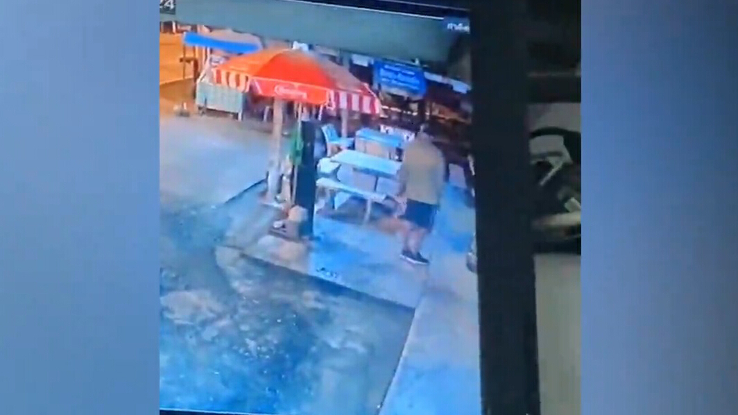 โจรแสบ! ขี่จยย.พ่วงข้างย่องลักถังแก๊สร้านอาหาร