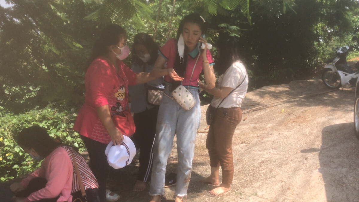 สาวชวนเพื่อนเที่ยวไหว้พระ ขับเก๋งขึ้นเขาก่อนผิดพลาดรถไหลตกหน้าผาเจ็บ 3 ราย