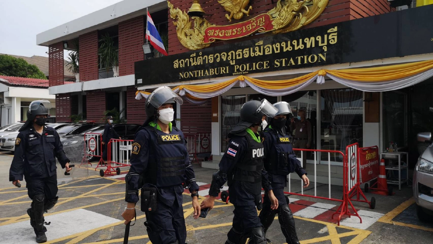 "ป้าเป้า" นำทีมต้านลุงตู่พบตำรวจ ตามหมายเรียกฝ่าฝืนพ.ร.ก.ฉุกเฉิน