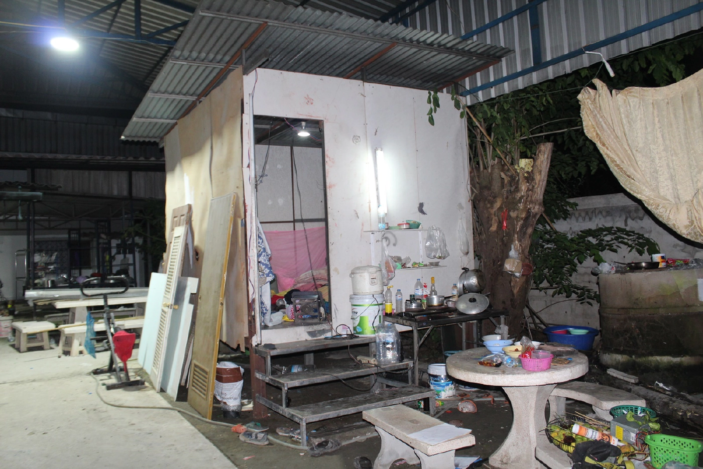 พ่อตาโหดใช้มีดฟันลูกเขยดับ ก่อนจะขึ้นรถหลบหนีไป