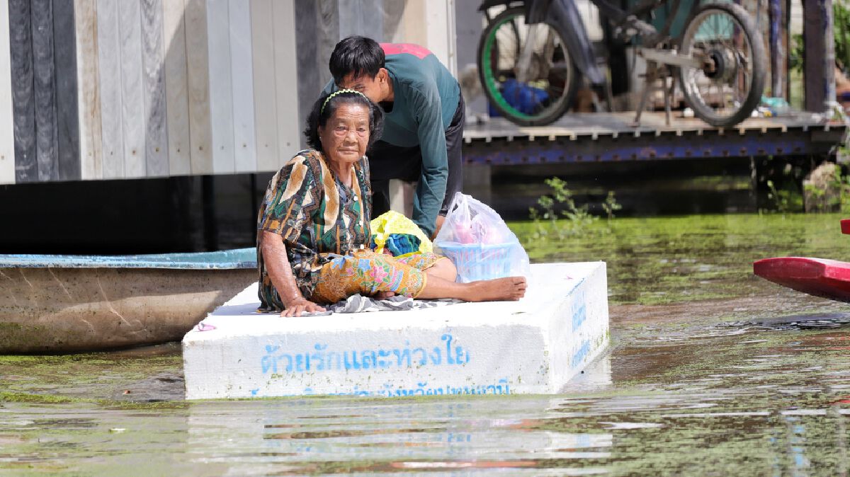 นอภ.หนองเสือ สส.พิษณุ ลงพื้นที่ มอบของช่วยชาวบ้านตำบลศาลาครุ