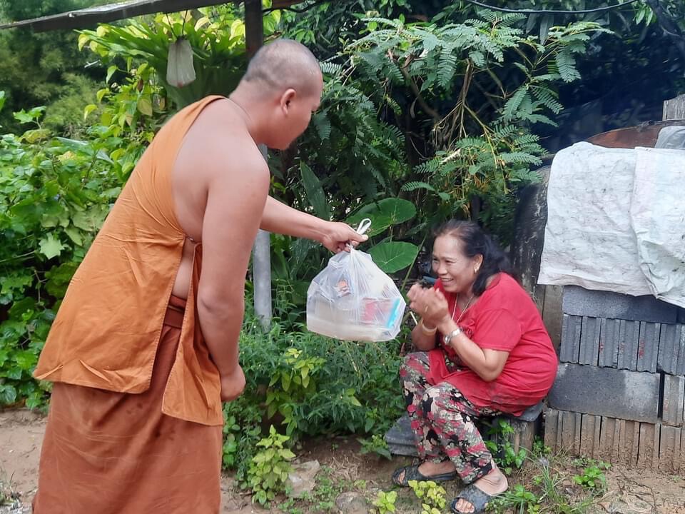 ฮือฮาหลวงพ่อลุยออกโรงถลกจีวรลุยช่วยชาวบ้านถูกน้ำท่วม