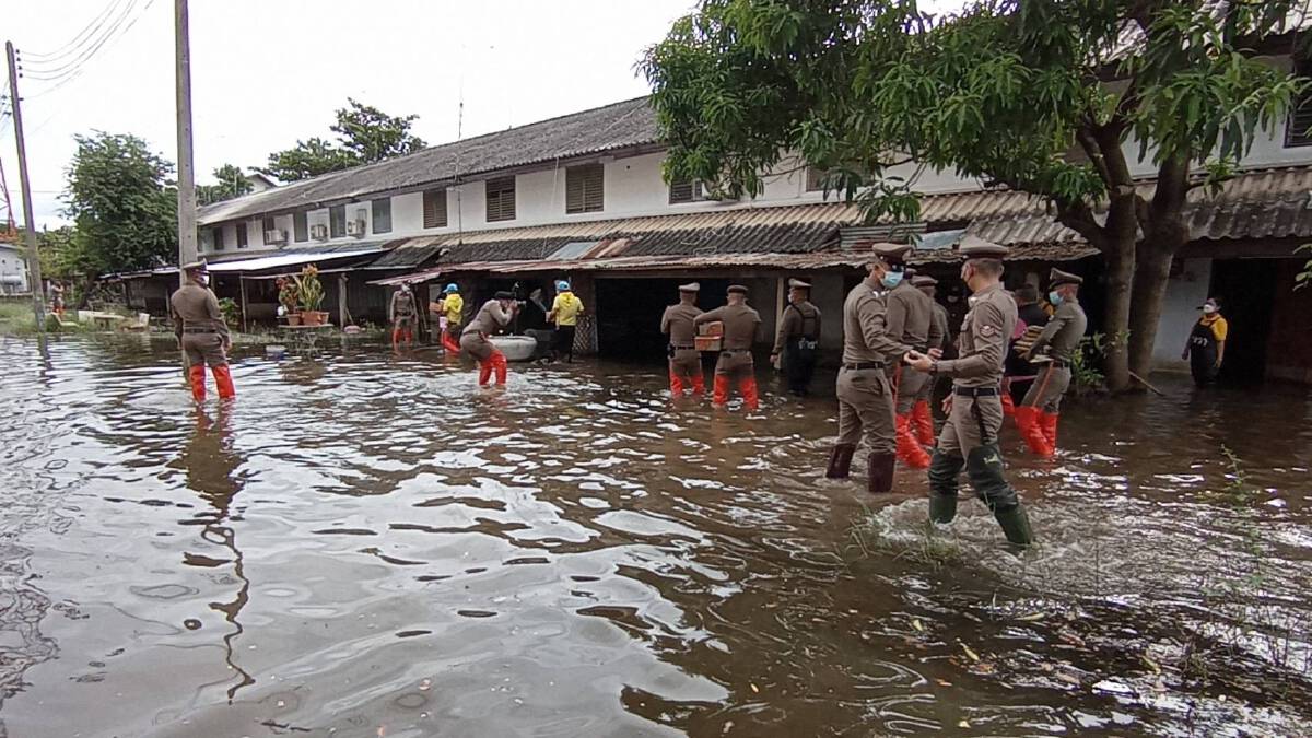 ผบช.ภ.3 รุดช่วยครอบครัวตำรวจ ถูกแม่น้ำมูลทะลักท่วมบ้านพัก