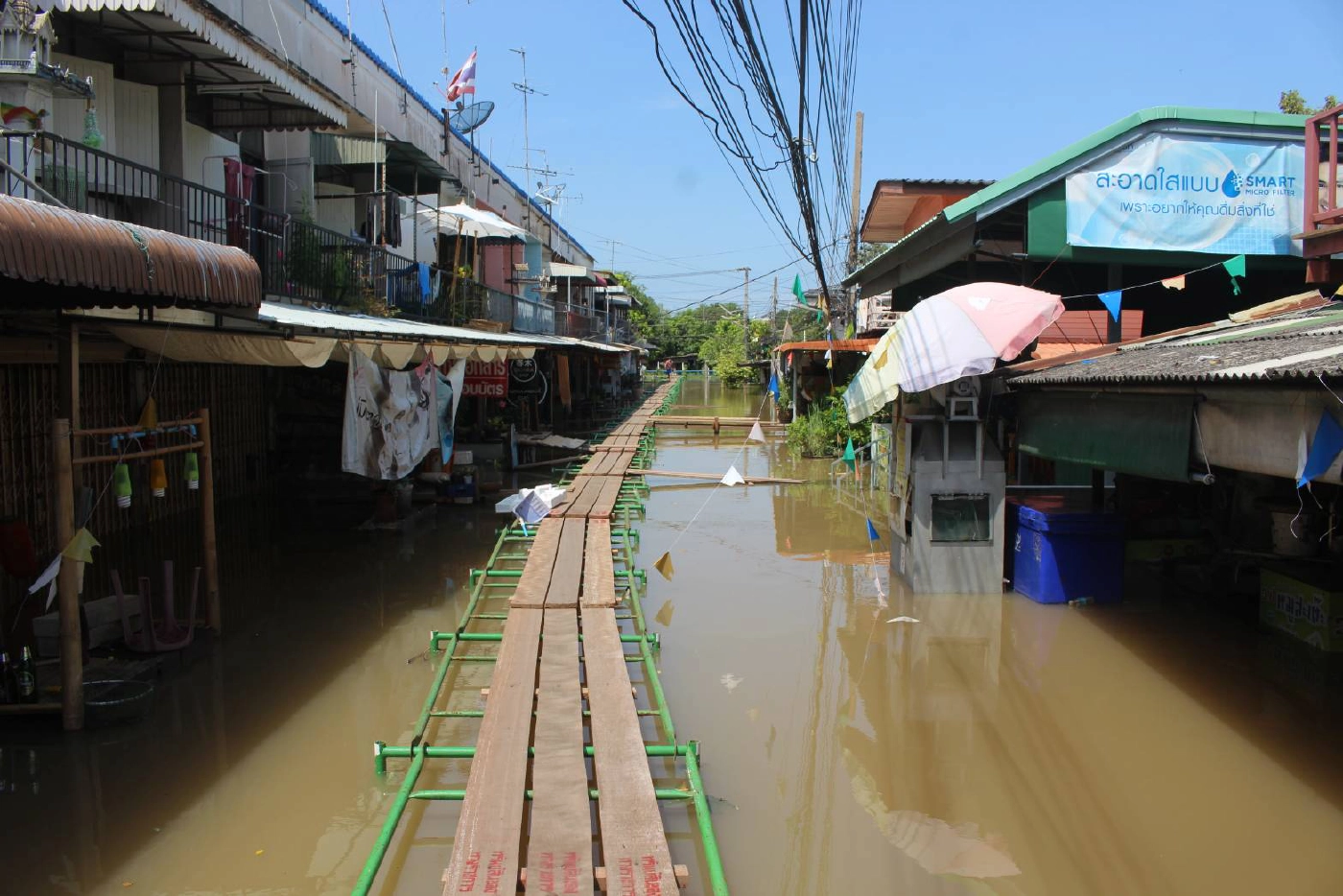 ตลาดอิงน้ำสามโคกกลายเป็นเมืองบาดาล หลังน้ำเอ่อล้นจากแม่น้ำเจ้าพระยา