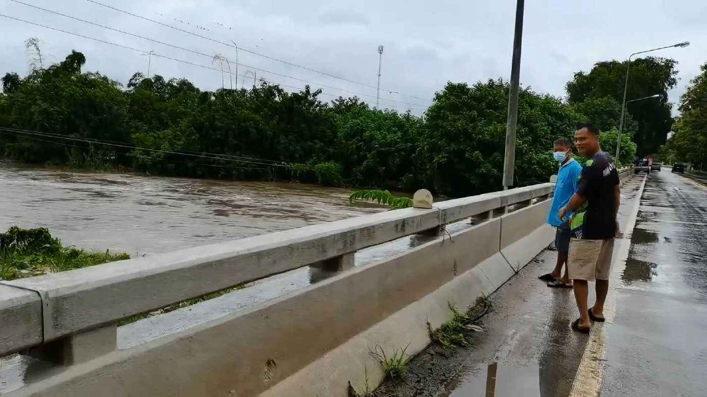 น้ำล้นอ่างทับเสลาอำเภอลานสักอ่วม ส่งผลกระทบ 4 ตำบล