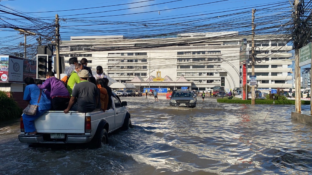 โกลาหล มวลน้ำลำตะคอง ทะลักท่วม รพ.มหาราชโคราช