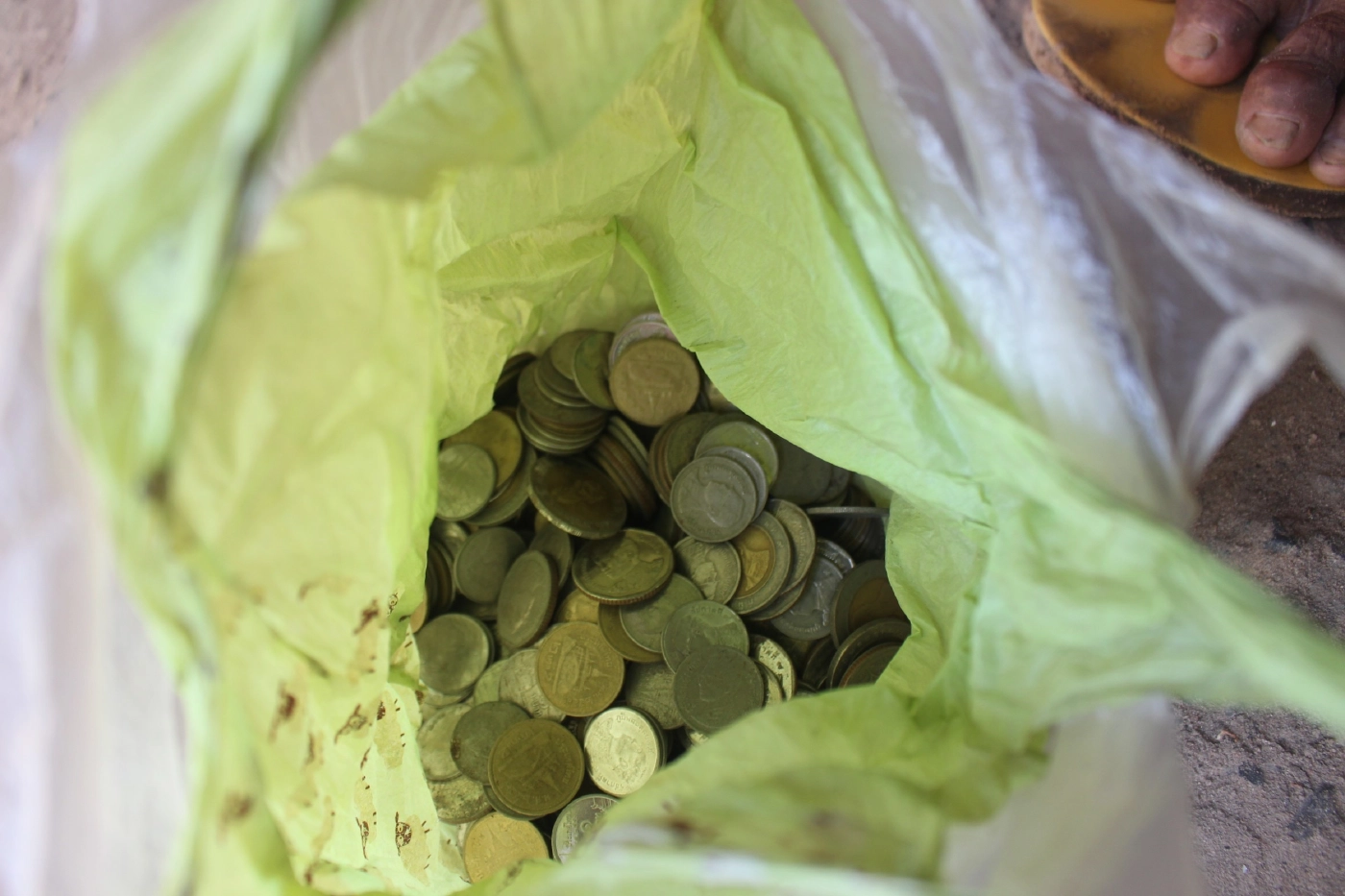 สองตายายเก็บเงินสดไว้ใต้ถุนบ้านนับหมื่น เจออีกทีชำรุดเสียหาย