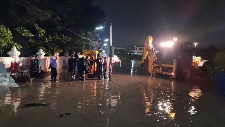 น้ำท่วมกลางดึก เจ้าอาวาสวัดละหาร ระดมกำลังพระเณรเร่งกั้นกระสอบทราย