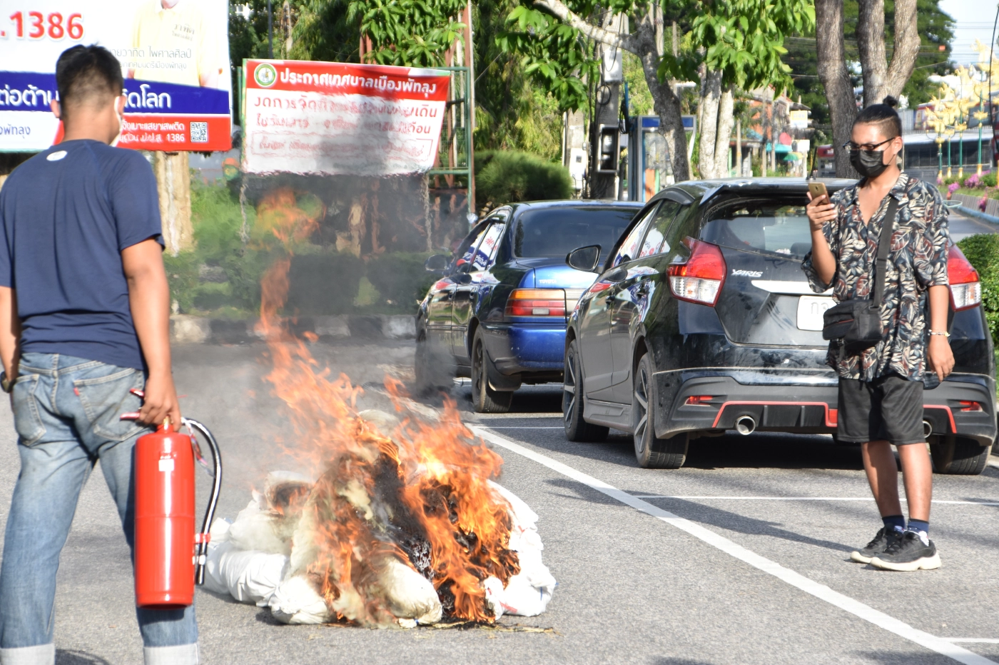 คาร์ม็อบพัทลุง "เข_ยิก ยุทธ์" พร้อมเผาหุ่นจำลอง