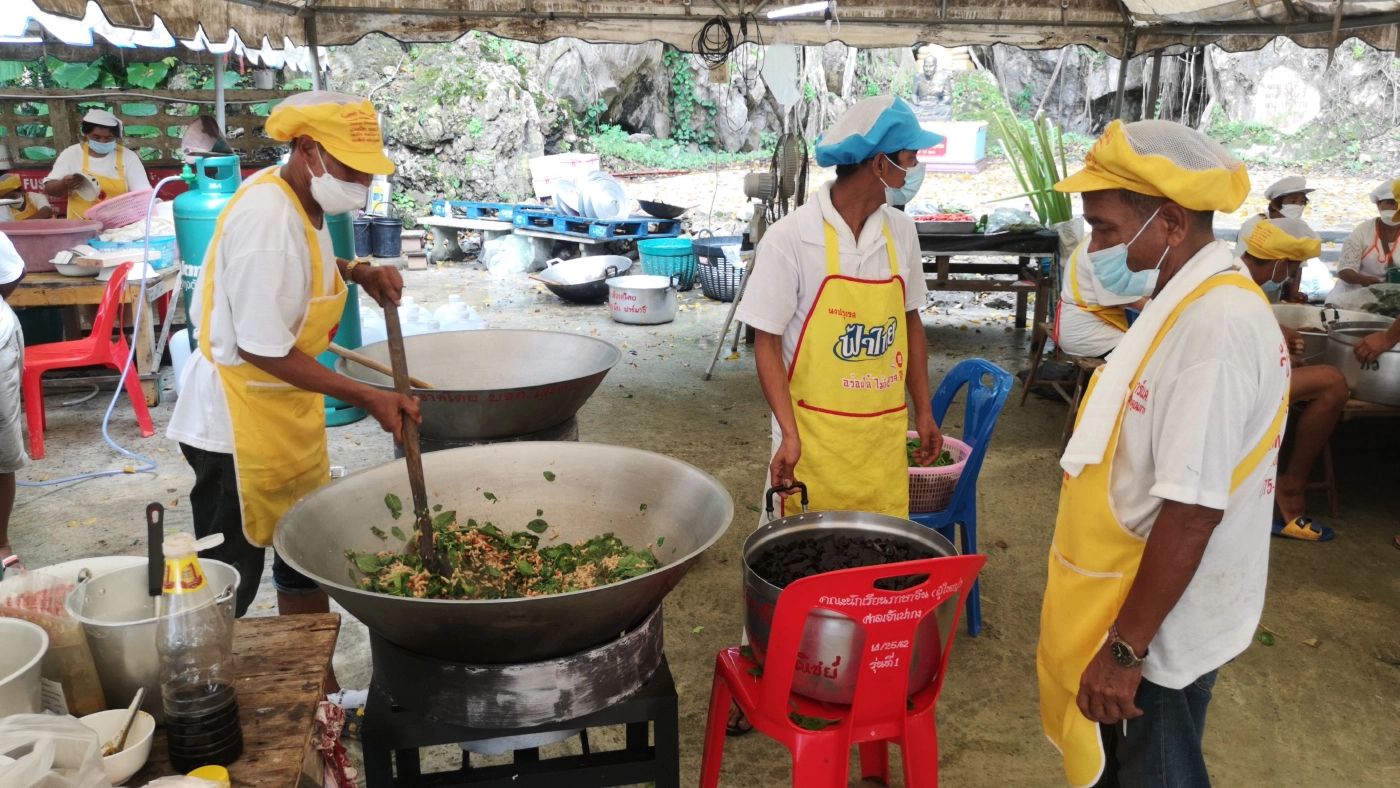 ศาลเจ้าชูเมนูแปลกแหวกแนวผัดกระเพราเฉาก๊วยเจ