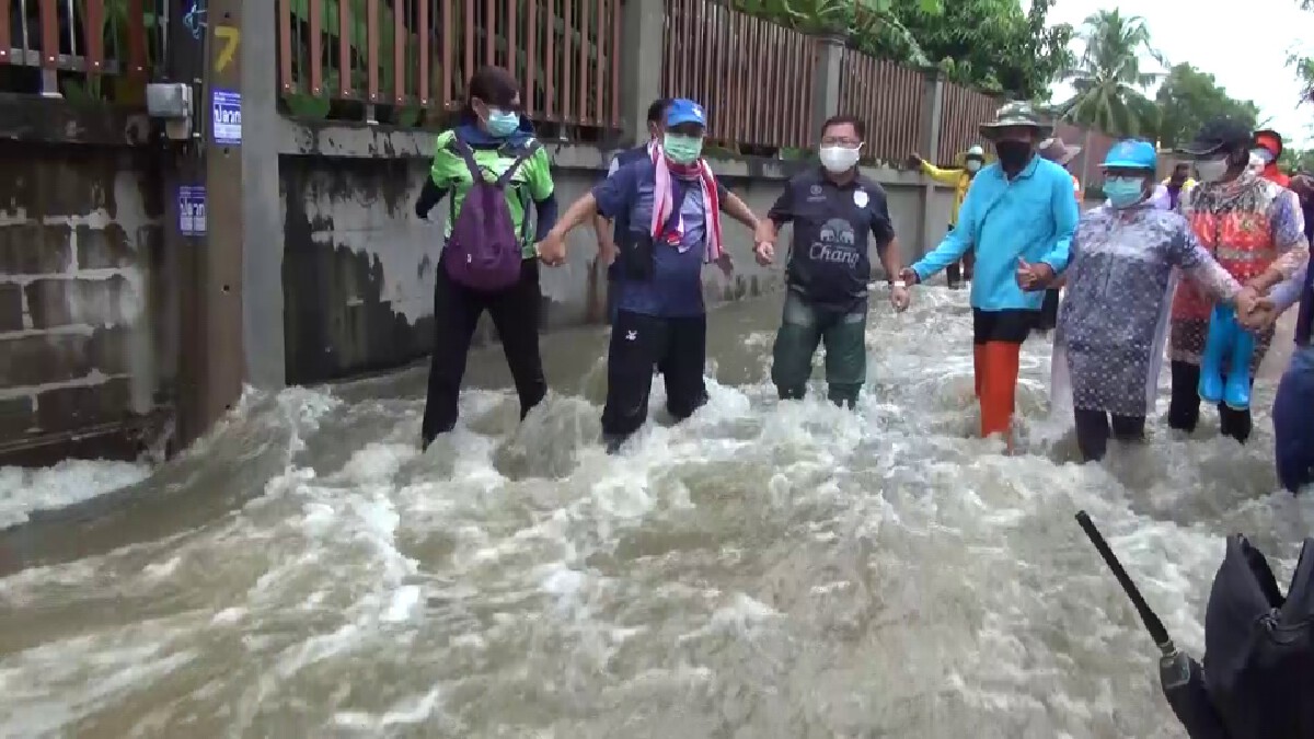 นายกเล็กเมืองนางรองลุยน้ำท่วมสูง 1 เมตรแจกข้าวผู้ประสบภัยน้ำท่วม