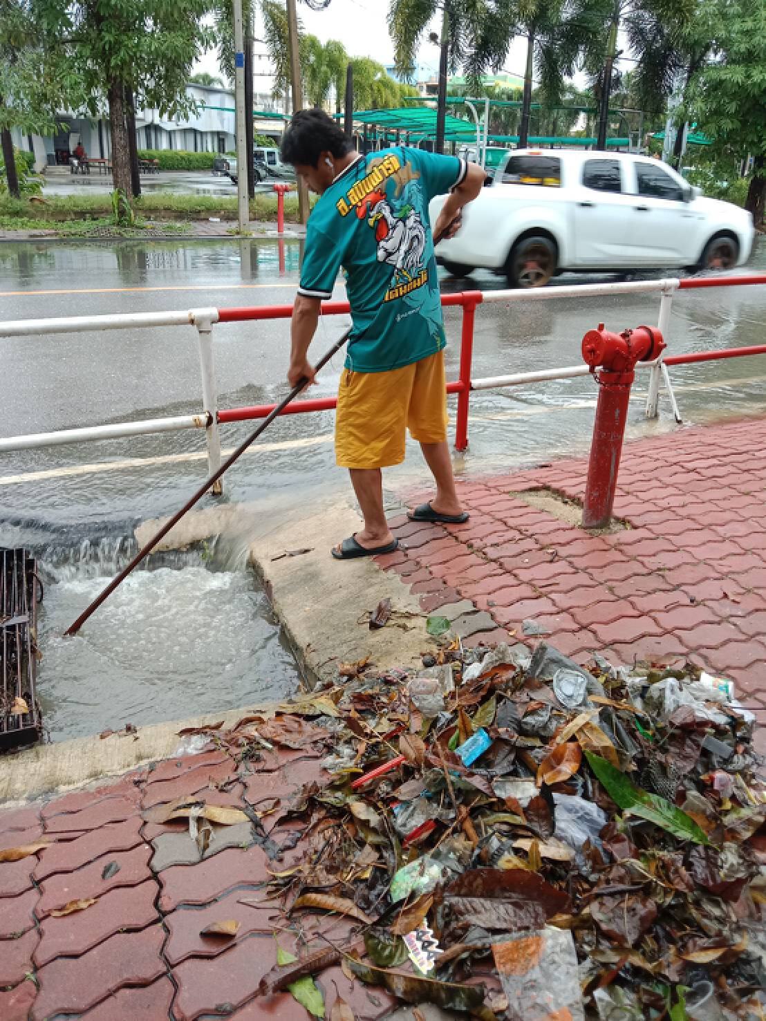 น้ำท่วมรอบองค์พระปฐม-เขตเทศบาลสูง 30 ซม. หลังฝนถล่มนาน 10 ชม.