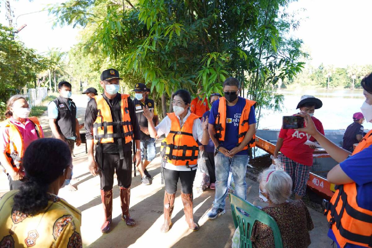 "สุดารัตน์" ควง สุรวุฒิ เชิดชัย นำทีม ทสท. ลงเรือลุยเยี่ยมผู้ประสบภัย