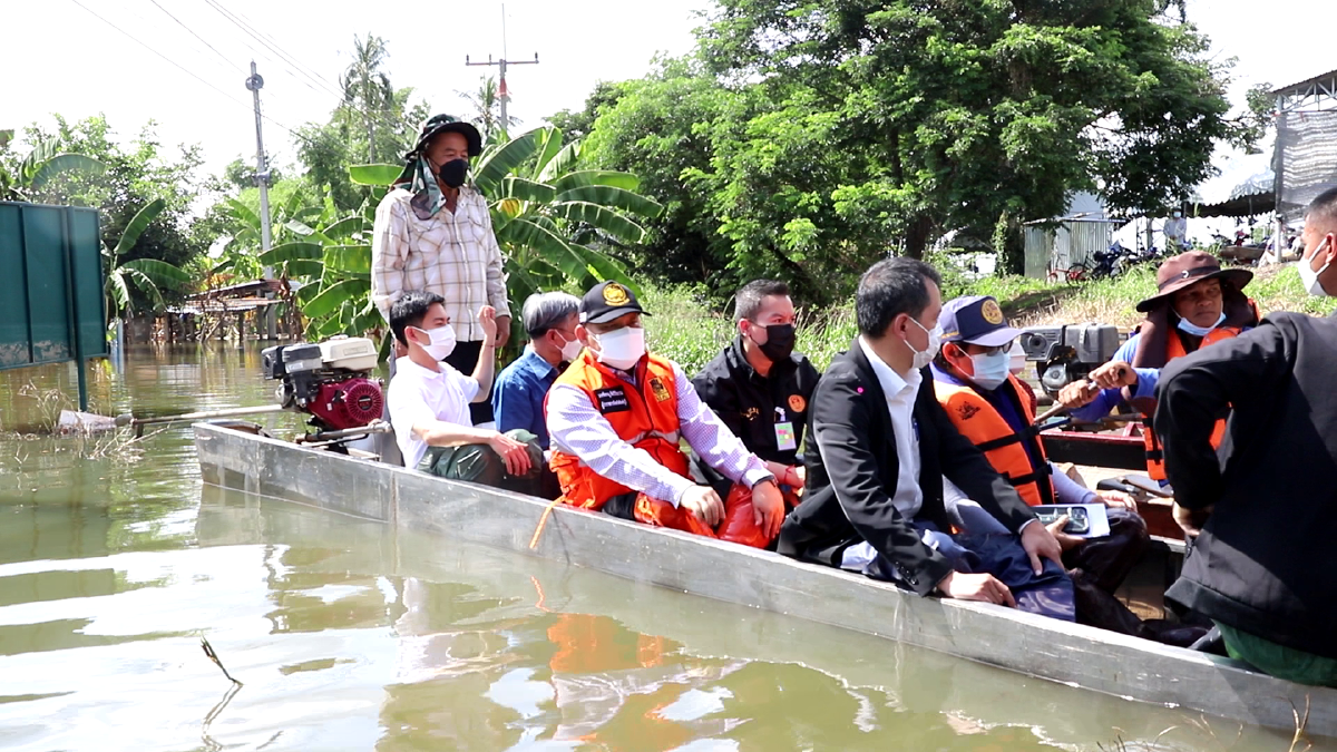 นายชวน หลีกภัย ประธานสภาผู้แทนราษฎรลงพื้นที่เยี่ยมผู้ประสบอุทกภัย