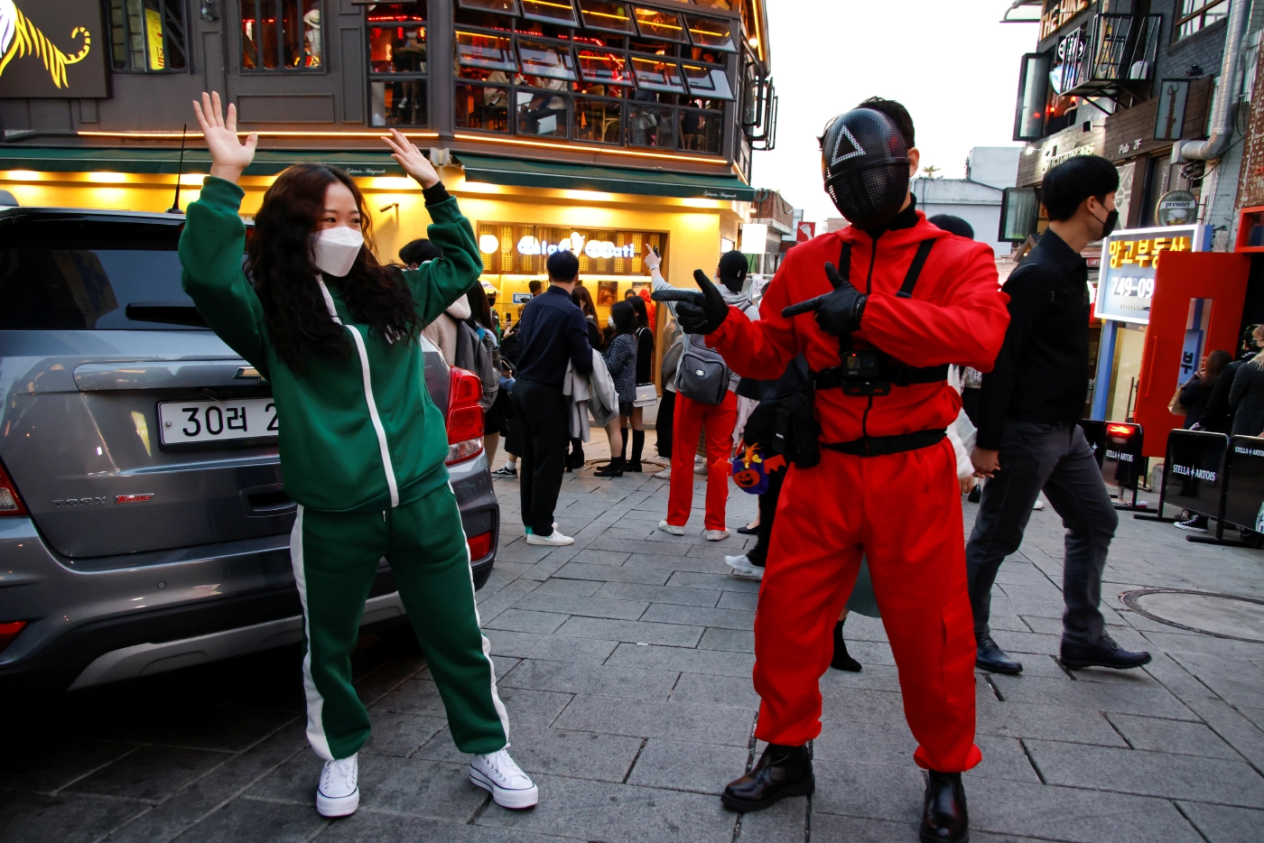 เกาหลีใต้ออกมาฉลองฮาโลวีนแล้ว ชุด Squid Game มาแรงสุด