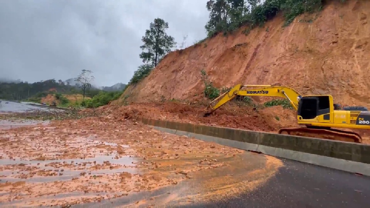ระนองฝนตกทั้งคืน ดินถล่มปิดเส้นทางสายหลัก จนท.เร่งเคลียร์พื้นที่