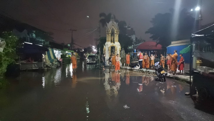 น้ำท่วมกลางดึก เจ้าอาวาสวัดละหาร ระดมกำลังพระเณรเร่งกั้นกระสอบทราย