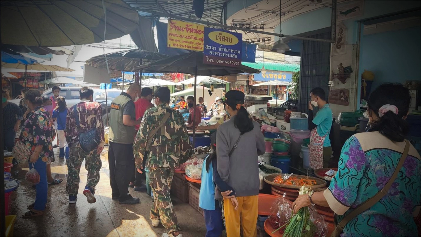 จนท.รวบหนุ่มลอบขาย "เต่านา" กลางตลาดสดรถไฟมหาชัย