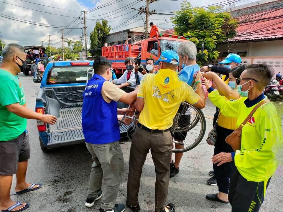ผกก.เมืองย่าโมนำทีมลุยช่วยเด็กผู้สูงอายุป่วยติดเตียง