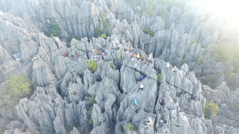 เที่ยวปีนเขาหินปูนล่องเรือตาหมื่น -อัญมณีแห่งบ้านมุง